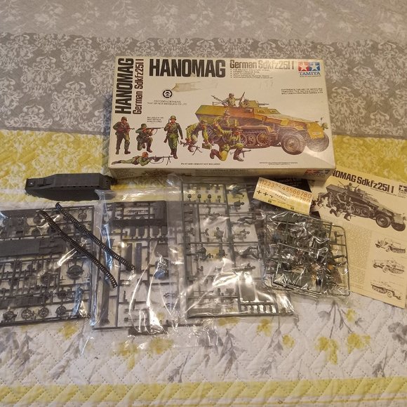 Tamiya German Hanomag Sdkfz251/1 w/t 9 Figures 1/35 Complete - Picture 2 of 6